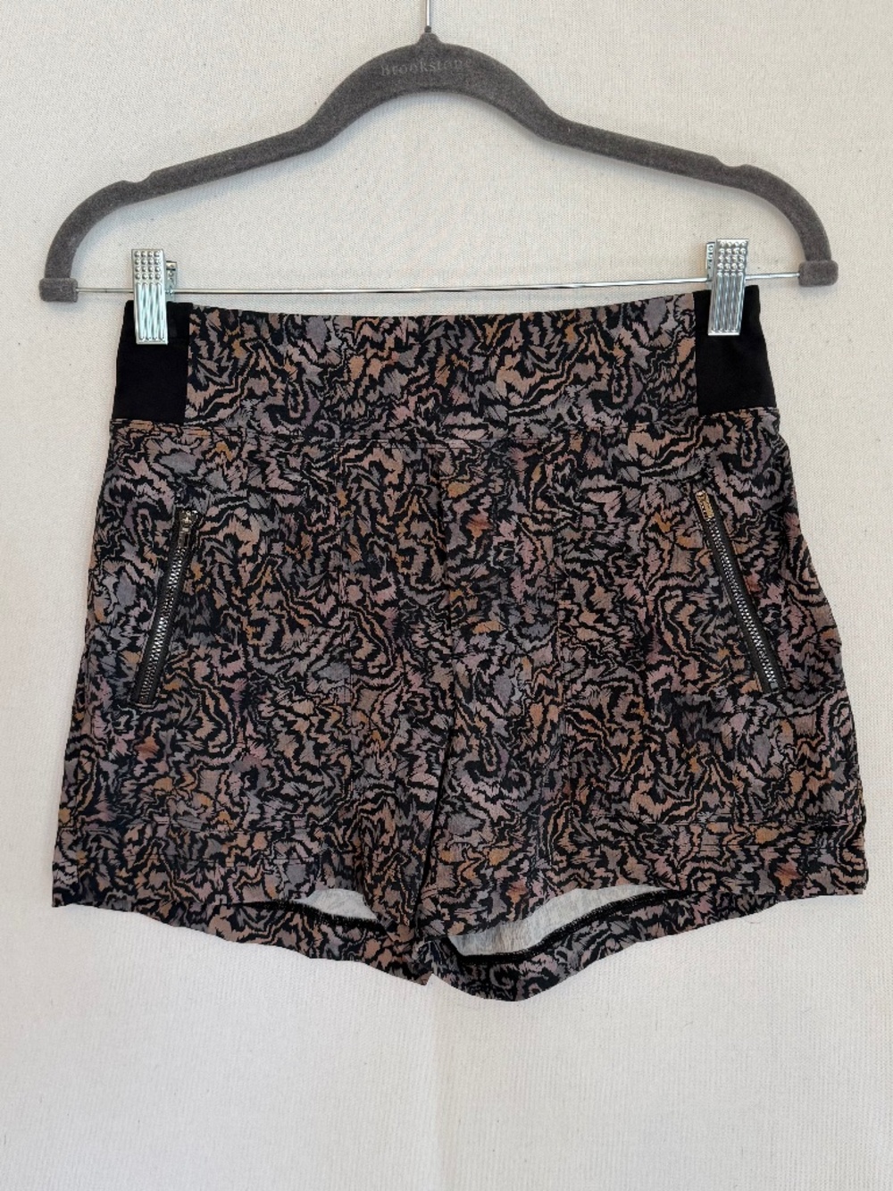 ATHLETA Trekkie North Shorts Women’s Size 0 Black Abstract Print 3.5 Inseam
